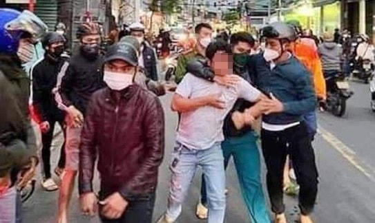 Tài xế "xe điên" Lương Duy Tân bị khống chế ngay sau khi gây tai nạn. Ảnh: Công an phường Chính Gián cung cấp.