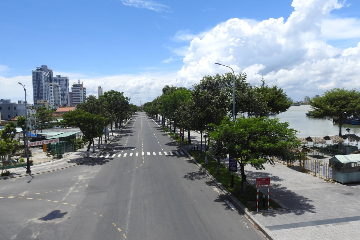 Tuyến đường Trần Hưng Đạo qua vùng xanh An Hải Tây, quận Sơn Trà vắng vẻ. Ảnh: Thanh Tùng.