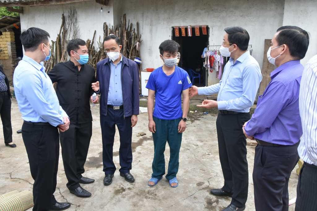 Đoàn công tác của Cơ quan Khối MTTQ và các tổ chức CT-XH tỉnh Quảng Ninh đến kiểm tra thực tế tại thôn Ngàn Vàng Trên, xã Đồng Tâm, huyện Bình Liêu. Ảnh: Quangninh.gov.vn.