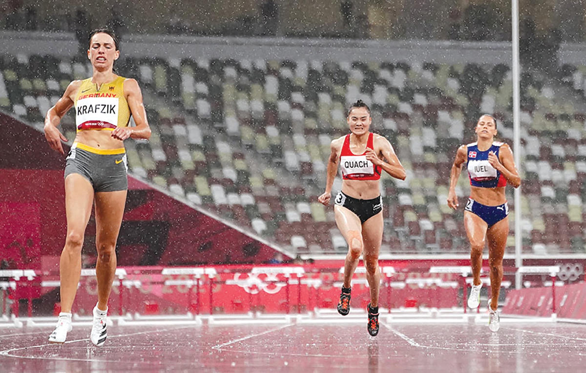 Tại Olympic Tokyo 2020, vận động viên Quách Thị Lan đã nỗ lực hết mình tại bán kết 400 m rào nữ trong điều kiện thời tiết mưa to.