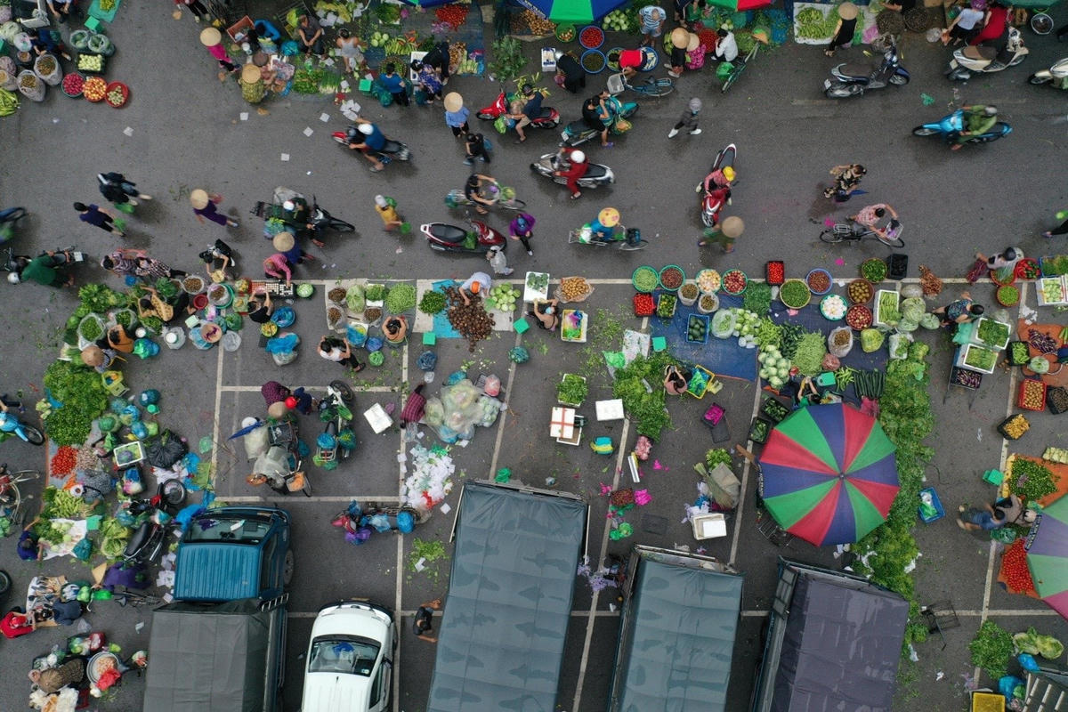 Các sạp hàng đầy ắp mặt hàng nông sản ở đây hết sức đa dạng, tươi ngon khiến ai cũng muốn mua.