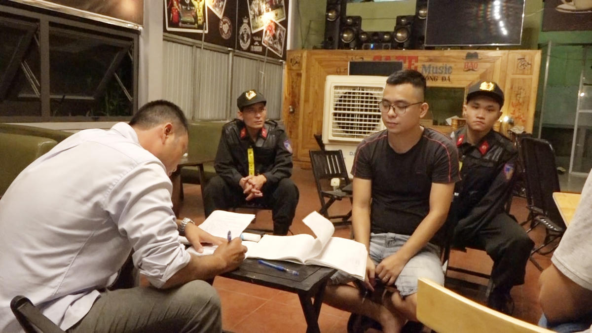 Cơ quan Công an thực hiện việc khám xét đối với các cái đề.