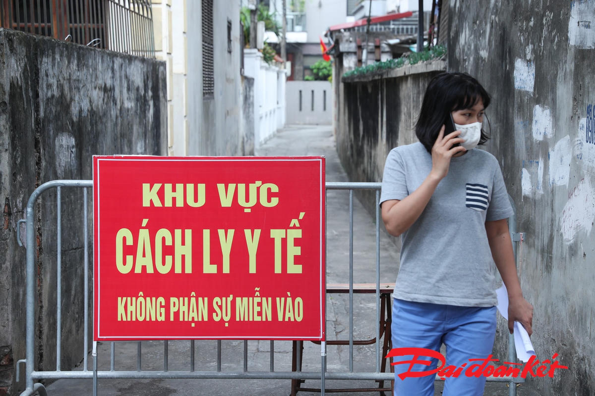 Khu vực ngõ nơi gia đình chị N. sinh sống đã được dựng rào, thực hiện cách ly y tế 21 ngày. Ảnh: Quang Vinh. 