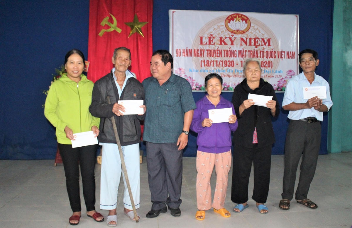 Ủy ban MTTQ Việt Nam huyện tặng quà cho bà con KDC Hà Dục Đông.