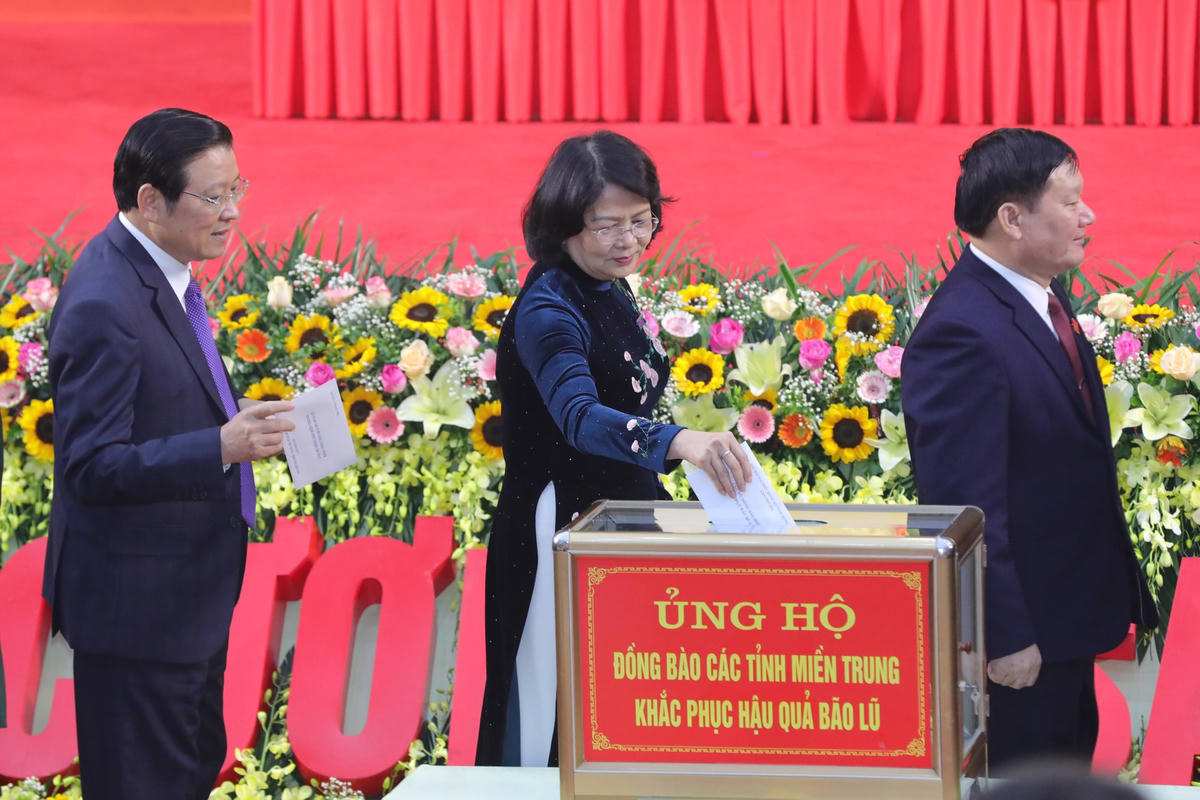 Các đại biểu quyên góp ủng hộ đồng bào miền Trung khắc phục hậu quả bão lũ. Ảnh: Quang Vinh.