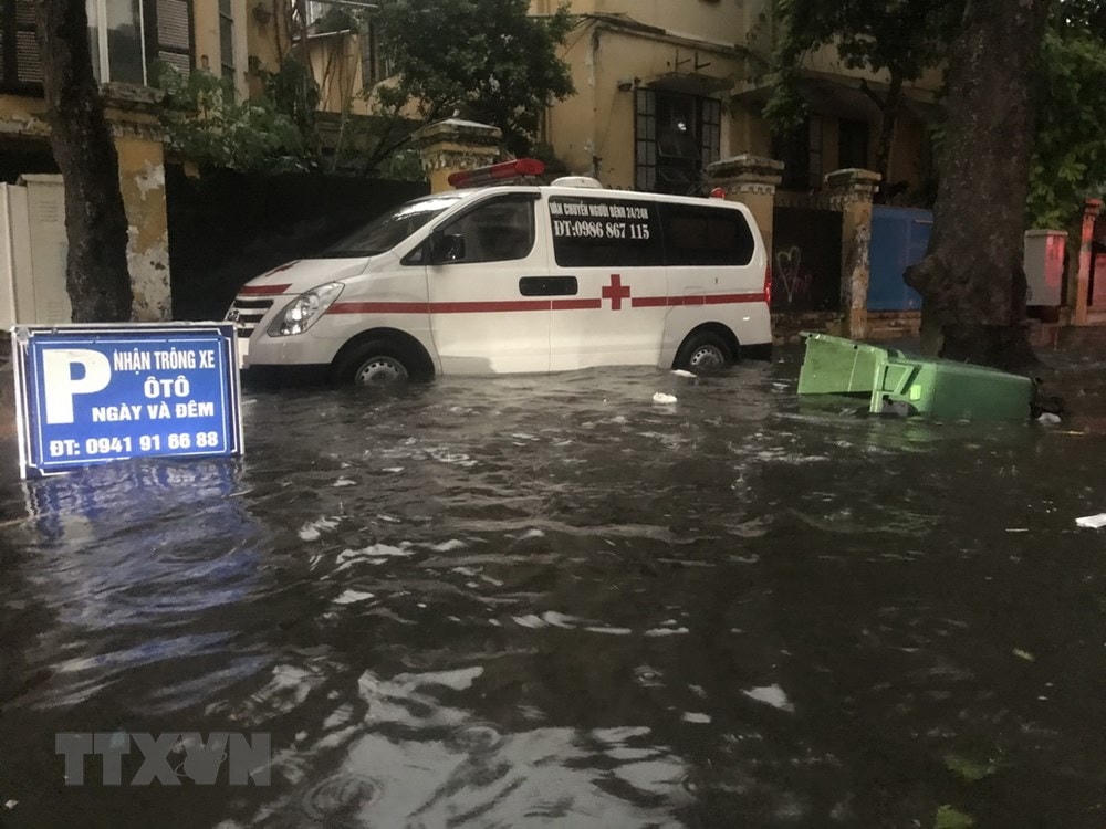 Tại khu vực ngà tư Phan Bội Châu - Lý Thường Kiệt mưa lớn gây gập úng cục bộ. (Ảnh: Minh Quyết/TTXVN).