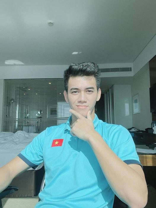 Tiến Linh thả thính cực ngọt khiến các nữ cổ động viên “say thính”: “Cờ thì màu đỏ. Áo anh thì xanh. Anh còn chưa biết. Em có … thích anh? Gửi chút nắng về Việt Nam từ Dubai.
