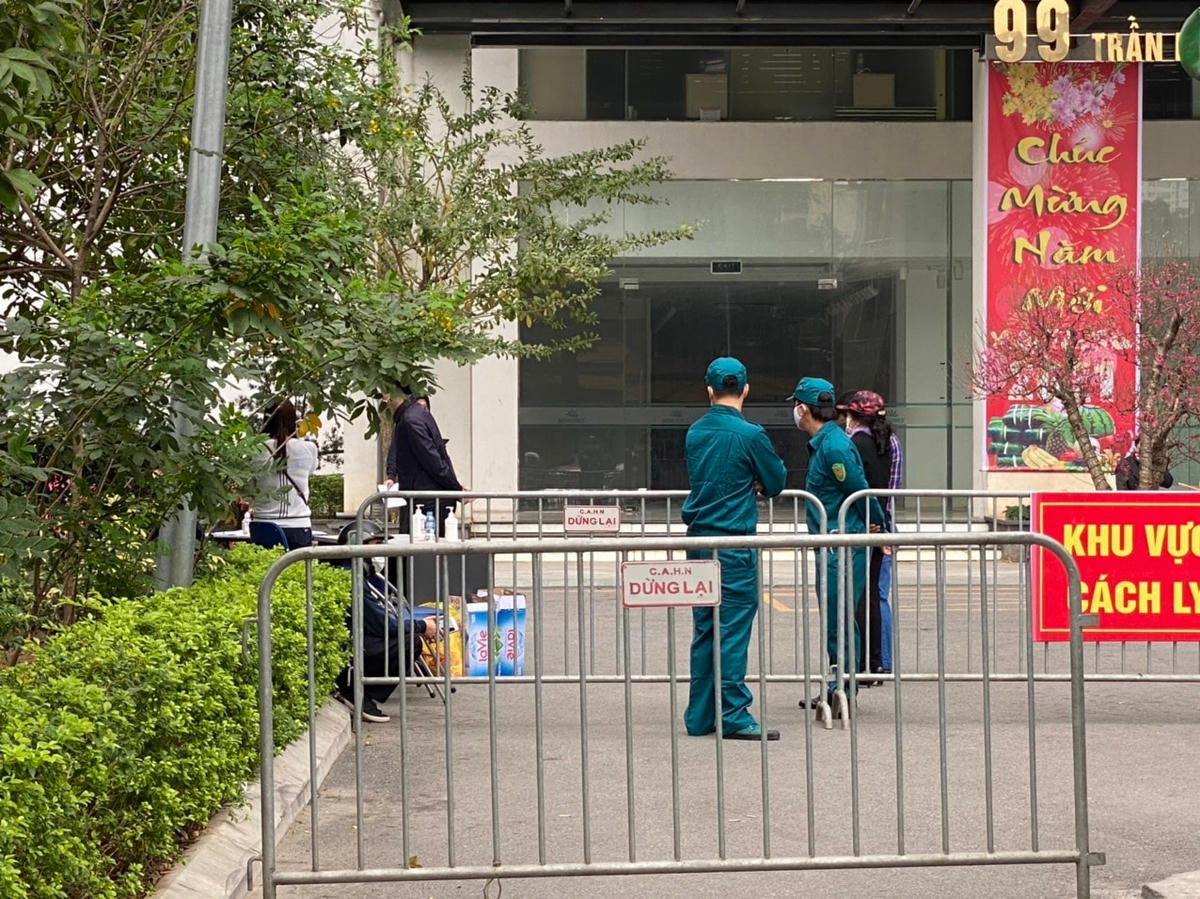 Toàn bộ lối ra vào Chung cư Garden Hill đã bị dựng rào chắn. Ảnh: Lan Anh.