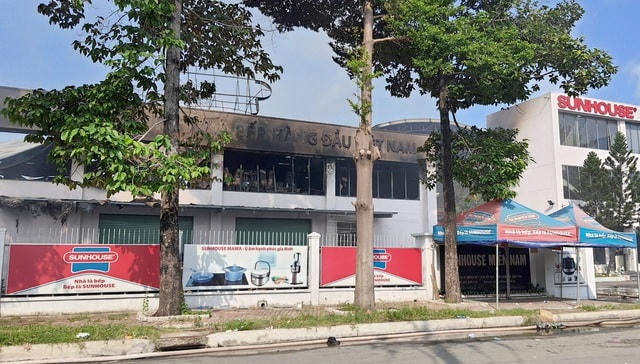 [ẢNH] Hiện trường vụ cháy kho hàng gia dụng rộng hơn 7.000 m2