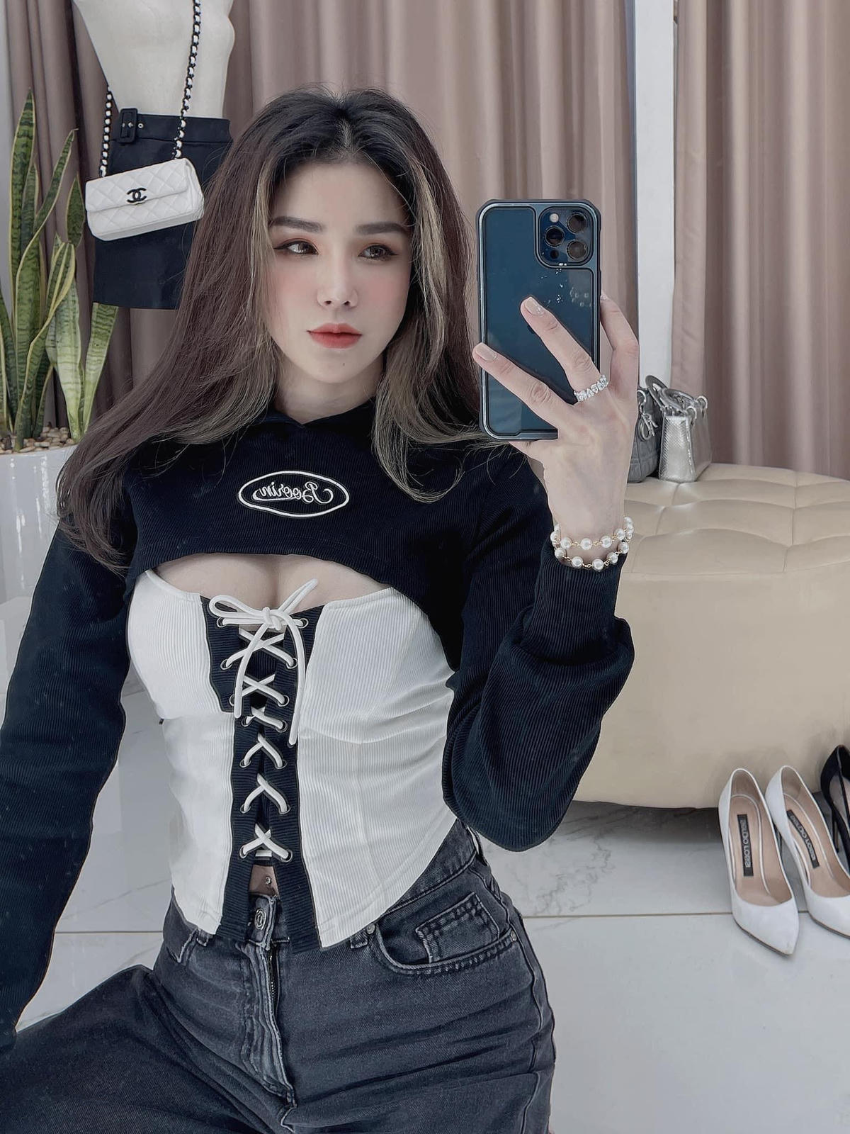 Diệp Lâm Anh lên đồ xuống phố trong ngày đầu ở trạng thái "bình thường mới".