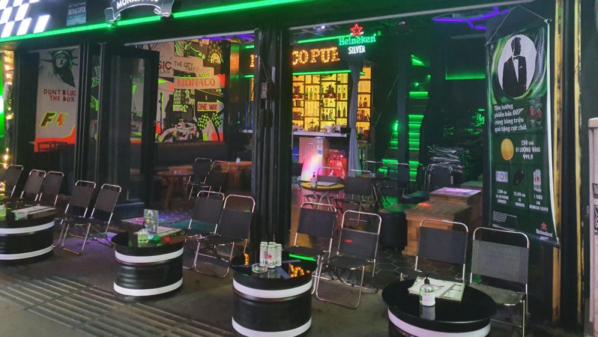 Một quán bar vắng khách nhưng vẫn trang bị nước rửa tay sát khuẩn.