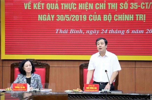 Ông Ngô Đông Hải, Bí thư Tỉnh ủy Thái Bình báo cáo đoàn công tác về việc thực hiện Chỉ thị 35. (Ảnh: TTXVN).