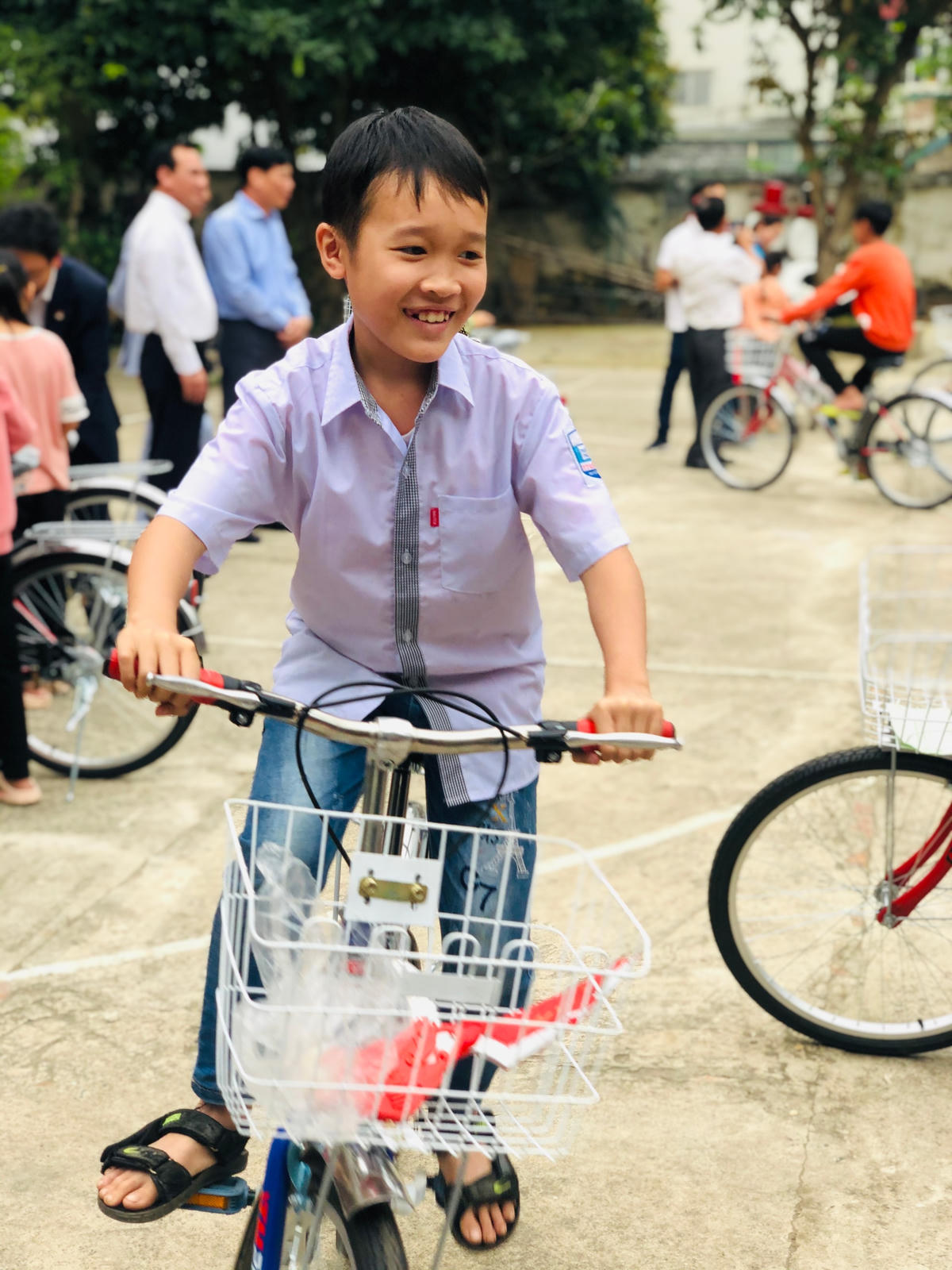 Trong sân Nhà thờ Giáo xứ Phong Ý là niềm vui của trẻ thơ khi được nhận món quà từ các nhà thiện nguyện. 