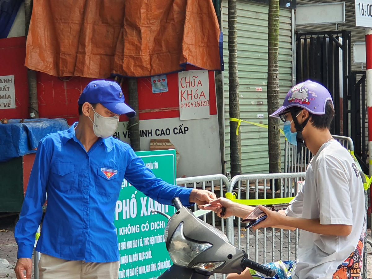 Theo ghi nhận, hầu hết người dân đều chấp hành nghiêm túc và tự nguyện.