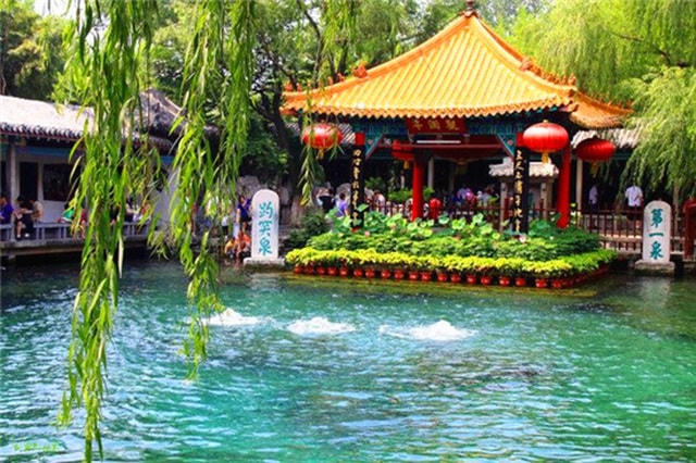 Suối Baotu trong công viên là một trong những điểm đến nổi tiếng nhất thành phố Tế Nam  