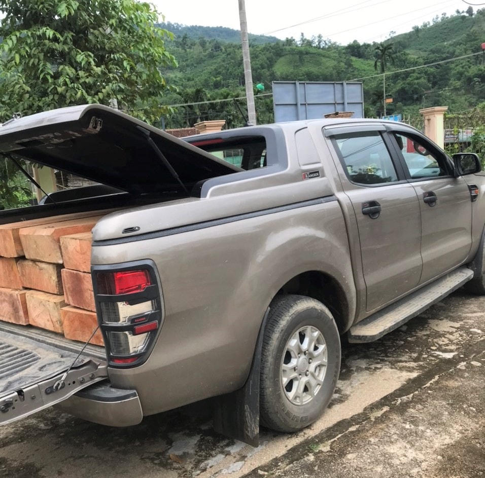 Lực lượng chức năng tạm giữ phương tiện và số gỗ trái phép.