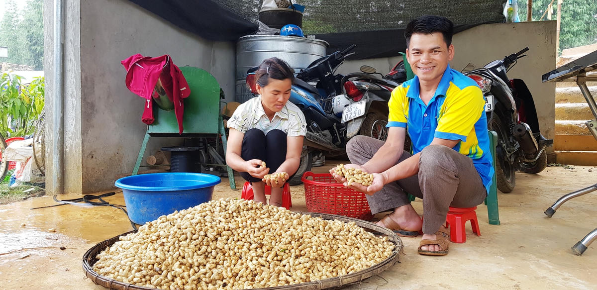 Trưởng bản Ngân Mạnh Hùng bên thứ nông sản sạch vừa thu hoạch về.