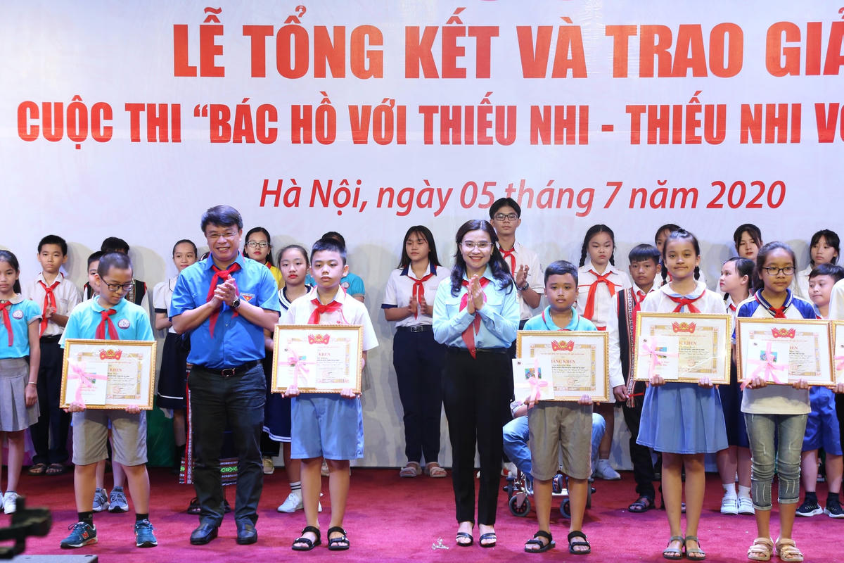 Trao giải khuyến khích. Ảnh: Quang Vinh.
