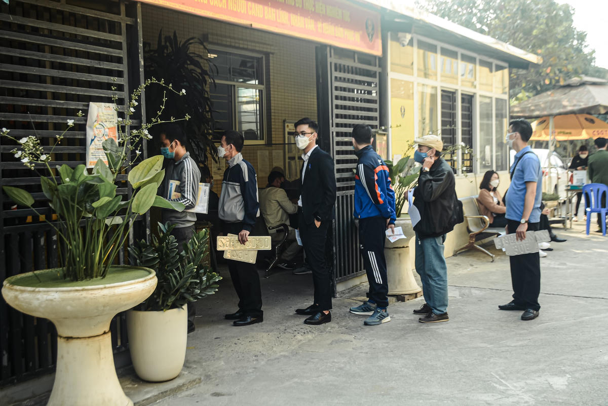 Tại cơ sở đăng ký xe số 5, nằm trên đường Ngọc Hồi, ngay từ đầu giờ chiều rất đông người dân xếp hàng đứng chờ làm thủ tục đổi biển mới.