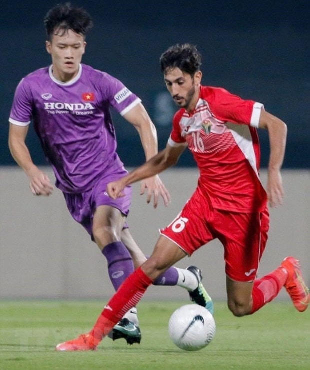 Pha tranh chấp bóng giữa cầu thủ hai đội. (Ảnh: Hoàng Linh/TTXVN).