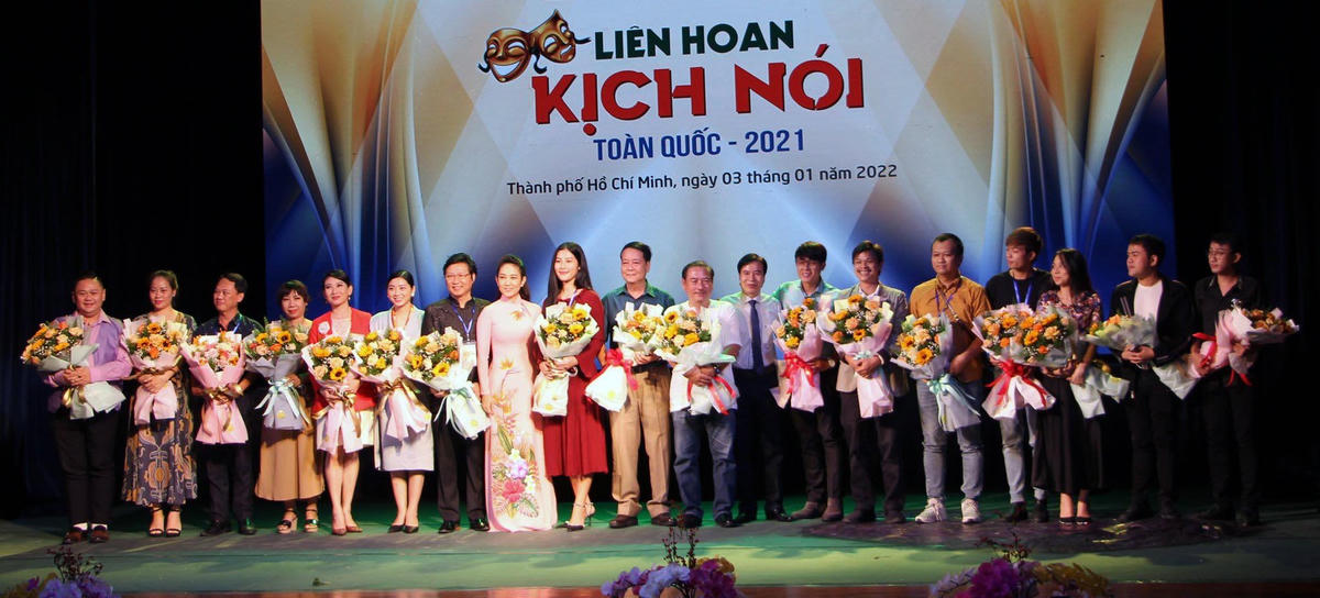 Phó GĐ Sở VHTT TP Hồ Chí Minh Nguyễn Thị Thanh Thúy và NSND Giang Mạnh Hà, PCT Hội Nghệ sĩ Sân khấu Việt Nam tặng hoa cho các đơn vị tham gia Liên hoan.