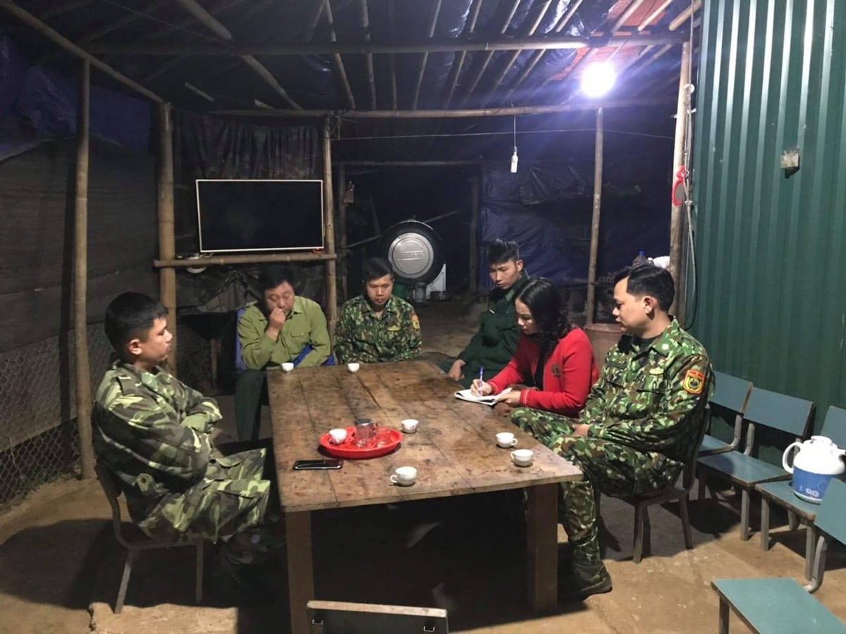 Trong lán dã chiến.  