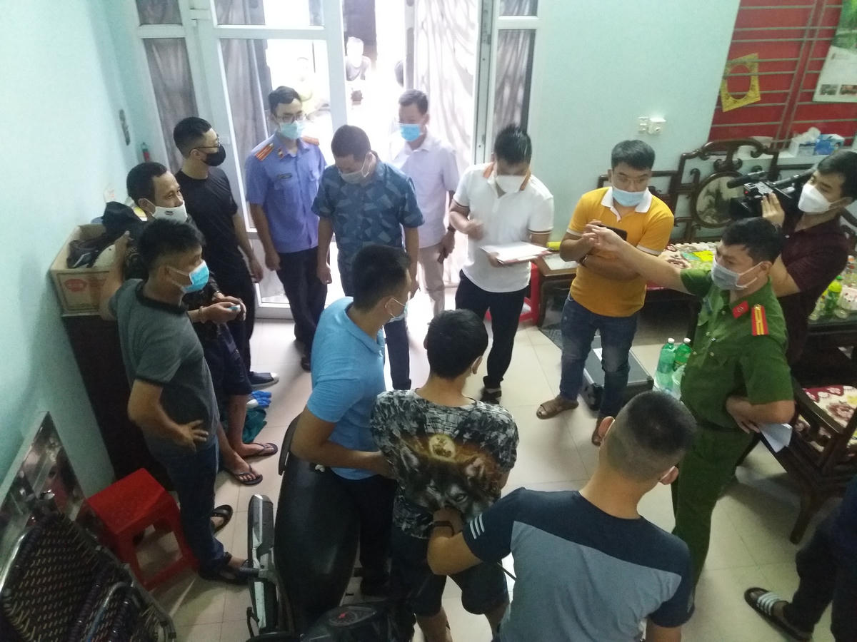 Cảnh sát cho Hùng, Tuấn thực nghiệm hành vi trộm cắp tại nhà ông Du