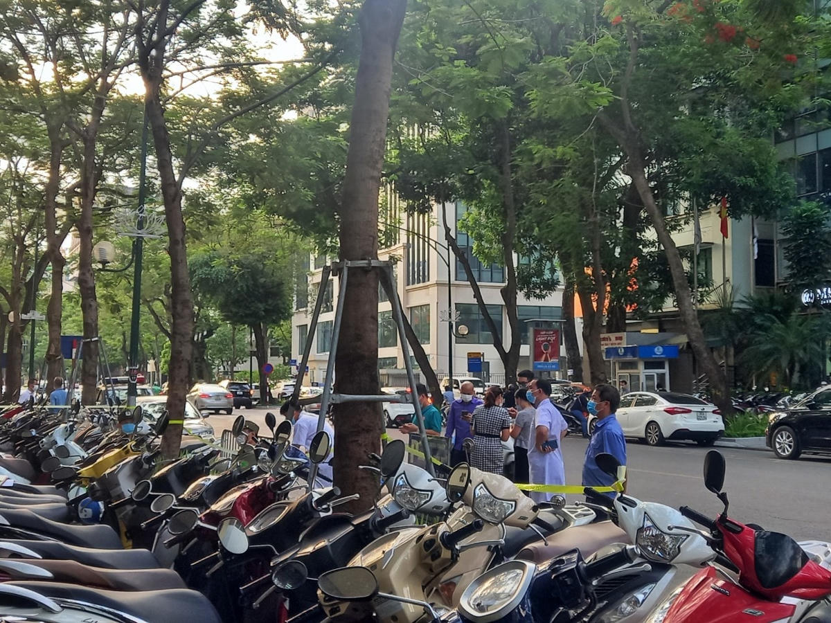 Quận Hoàn Kiếm thực hiện phong tỏa tạm thời toà nhà tại 25 Lý Thường Kiệt. 