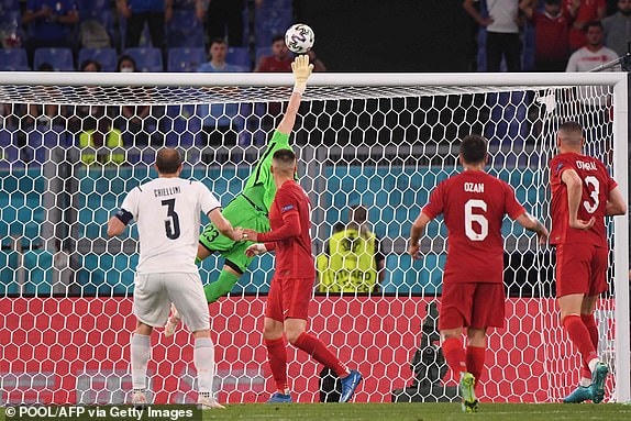 Cakir cản phá cú đánh đầu của Chiellini.