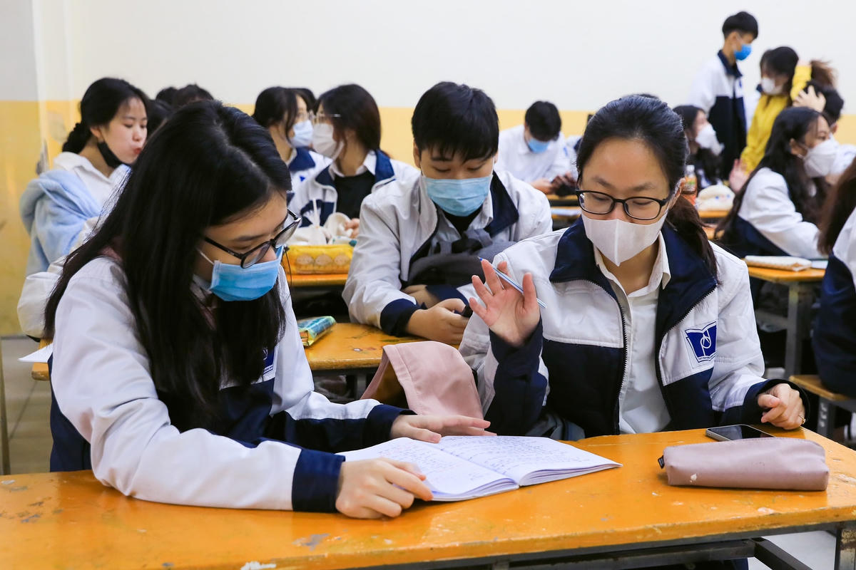 Học sinh trao đổi kiến thức với nhau trong buổi đầu quay trở lại trường.