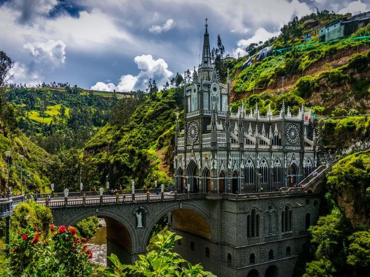 Cây cầu dẫn đến Thánh địa Nhà thờ Las Lajas ở Colombia.