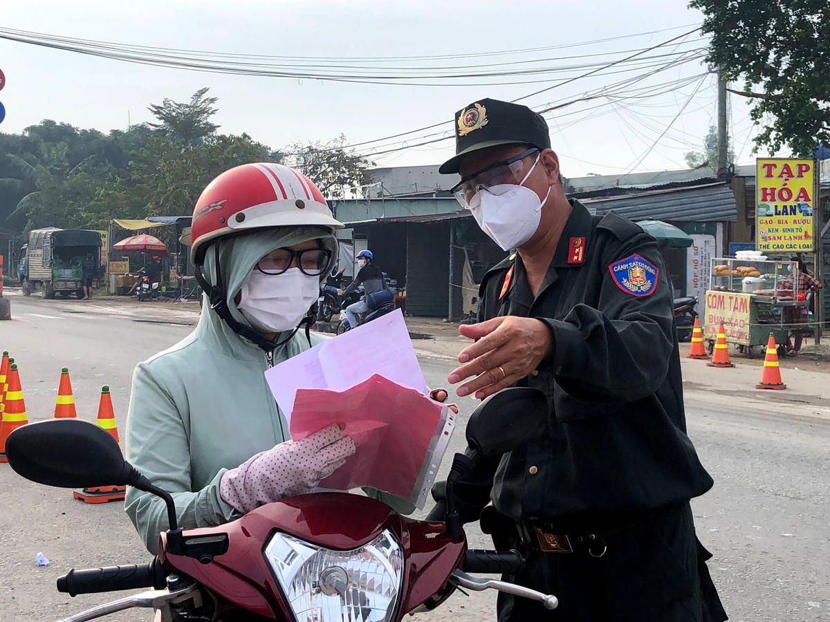Kiểm tra giấy tờ khi đi từ TPHCM qua Long An
