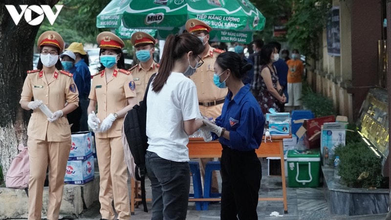 [ẢNH] Thí sinh Hà Nội tuân thủ đeo khẩu trang trong buổi thi đầu tiên
