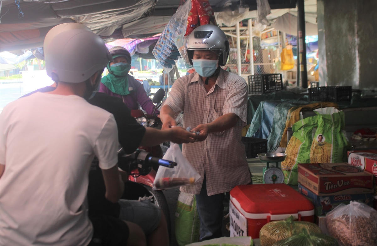 Các tiểu thương chợ Vườn Lài hoạt động trở lại bình thường.