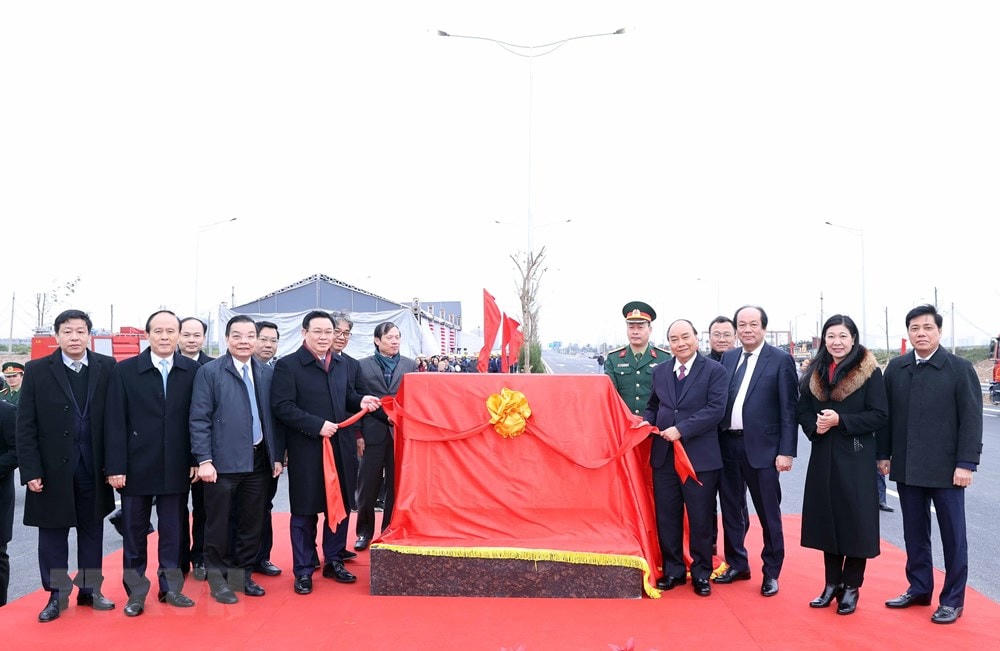 Thủ tướng Nguyễn Xuân Phúc và lãnh đạo thành phố Hà Nội, Văn phòng Chính phủ, Bộ Giao thông vận tải thực hiện nghi thức gắn biển "Công trình chào mừng Đại hội Đảng toàn quốc lần thứ XIII". (Ảnh: Thống Nhất/TTXVN).