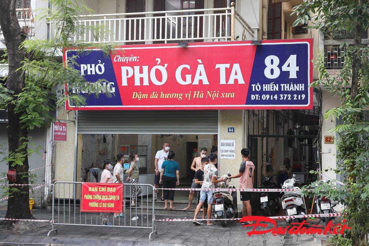 Quán ăn nơi 5 ca dương tính từng đến cũng được thực hiện khử khuẩn, dựng rào chắn. Ảnh: Quang Vinh. 