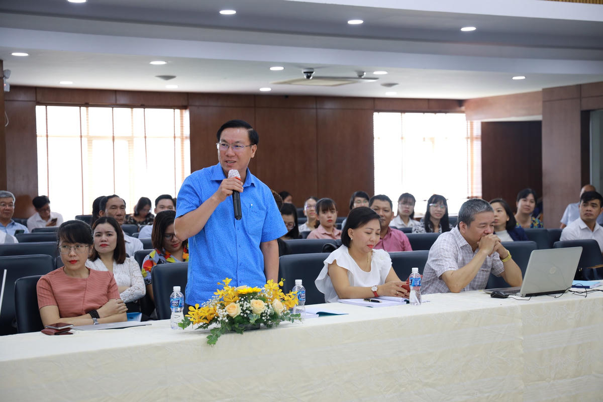 Các chuyên gia đóng góp ý kiến bổ sung, sửa đổi Luật Cán bộ, công chức và Luật viên chức.
