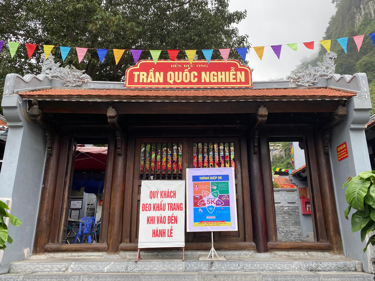 Tại các cơ sở tín ngưỡng tôn giáo đều đề cao việc tuyên truyền thông điệp 5K của Bộ Y tế. Hình ảnh ghi tại Đền Đức Ông Trần Quốc Nghiễn (TP Hạ Long, Quảng Ninh).
