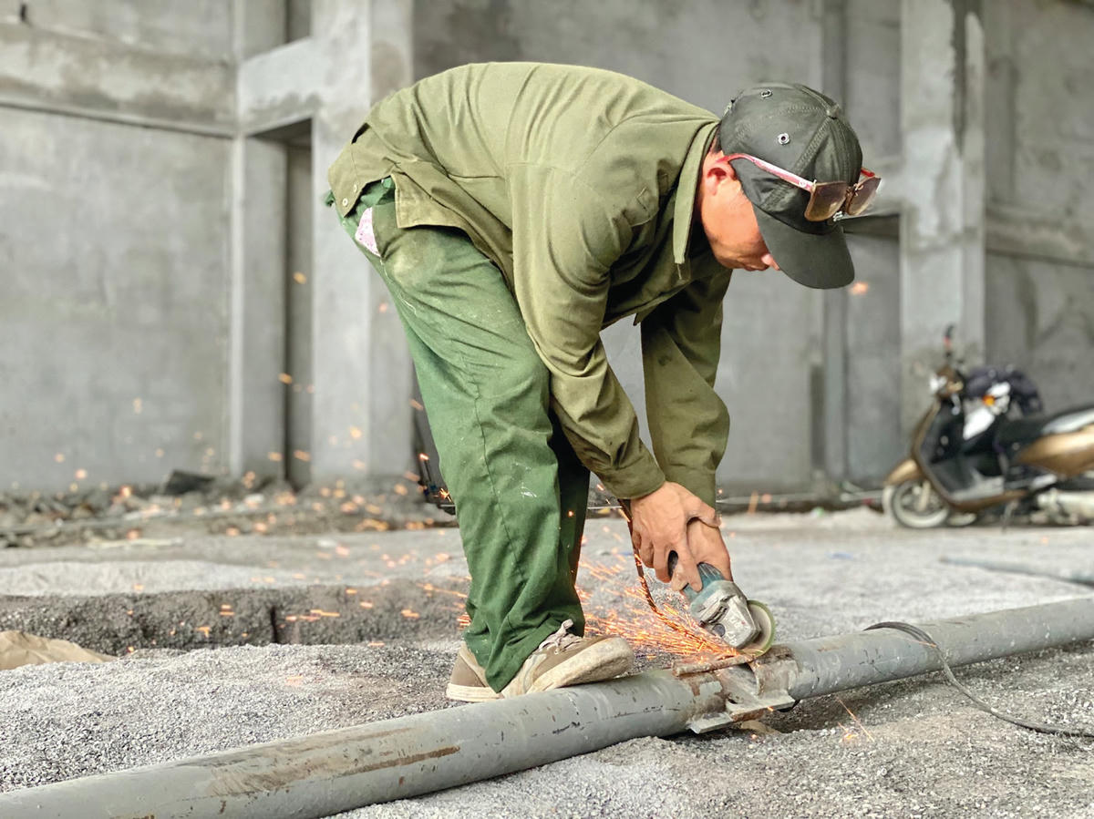 Công nhân gấp rút thi công hoàn thiện nhà tập luyện bóng chuyền có diện tích mặt sàn 2.700m² để phục vụ SEAGames 31.