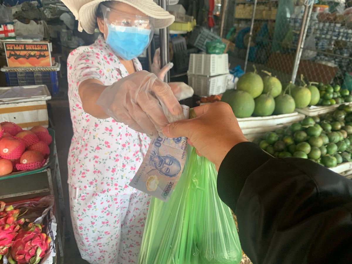 Cô Duyên cho biết, trái cây là một trong số các mặt hàng tăng giá theo thời cuộc. Ảnh: Mạnh Thìn