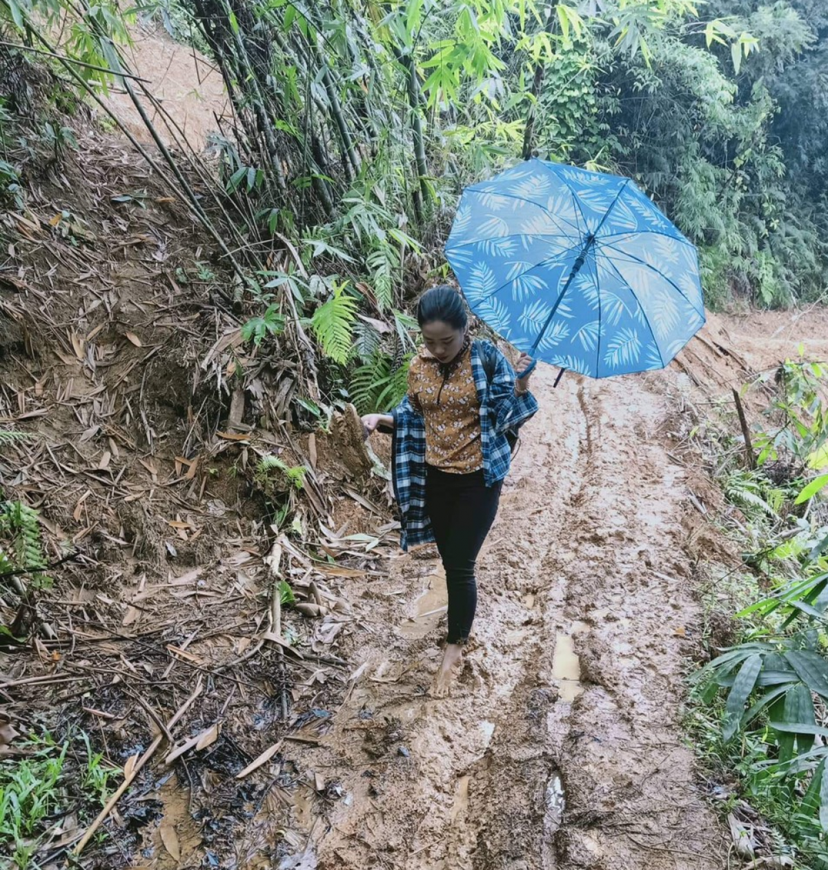   Con đường đến trường của cô Sung Thị Tông. (ảnh: Báo Thanh Hóa).