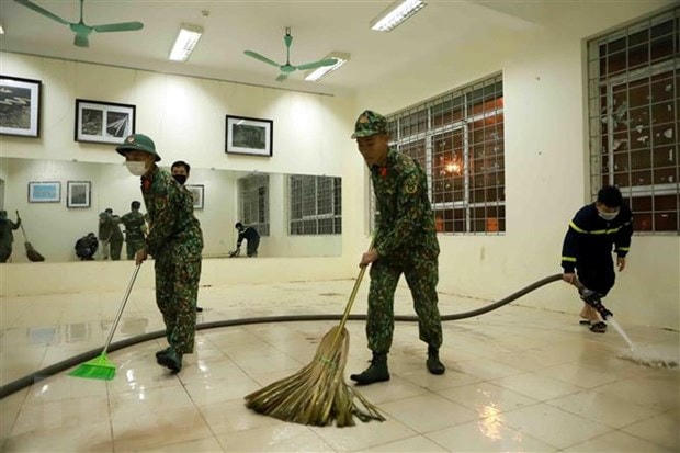 Lực lượng công an, bộ đội tỉnh Vĩnh Phúc dọn vệ sinh các phòng dùng để làm bệnh viện dã chiến. (Ảnh minh họa: Hoàng Hùng/TTXVN).
