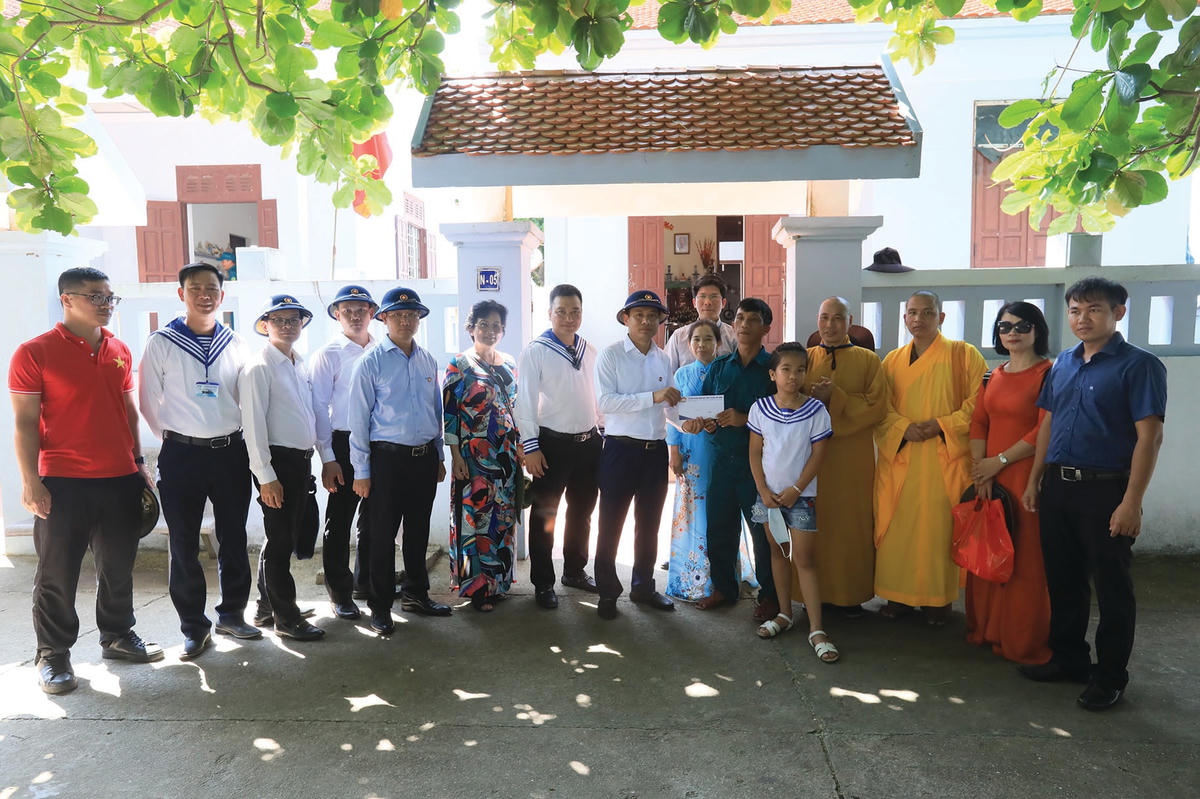 Đoàn công tác của UBTƯ MTTQ Việt Nam tặng quà cho các hộ dân sinh sống tại đảo Trường Sa lớn.  