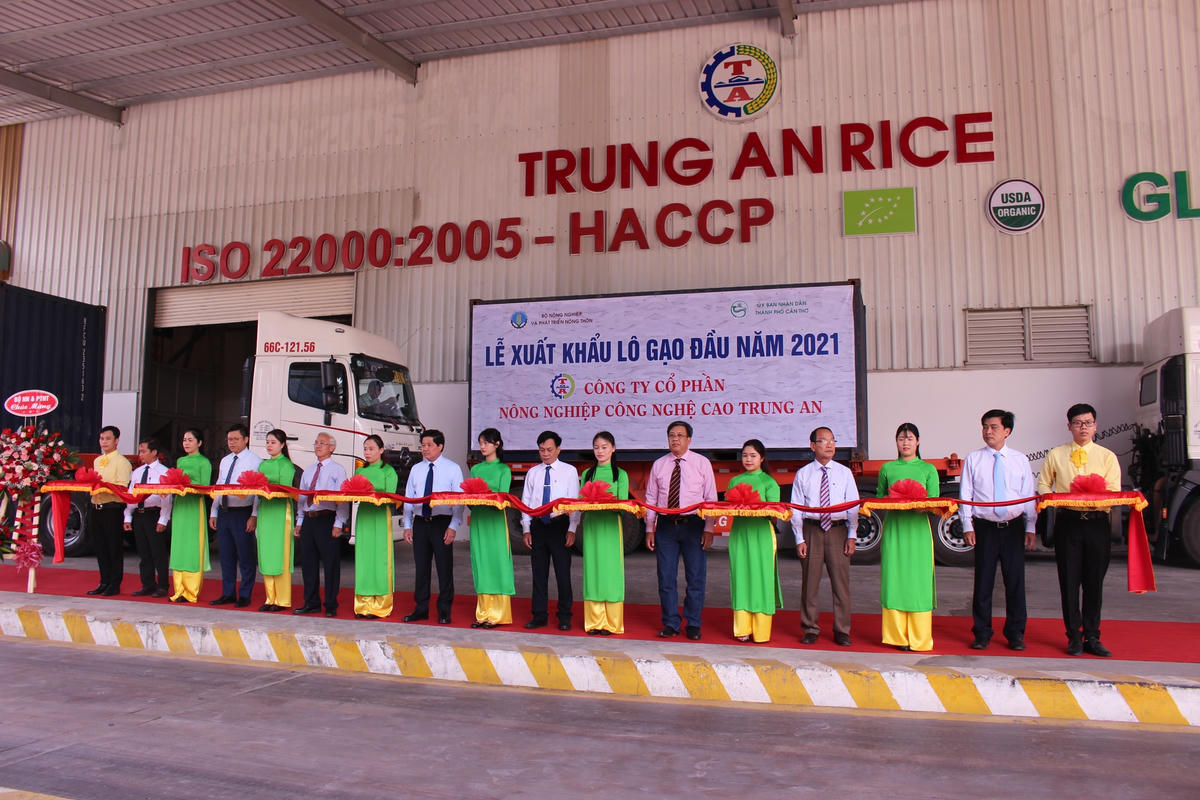 Các lãnh đạo cắt băng chúc mừng lô gạo xuất khẩu đầu năm 2021.