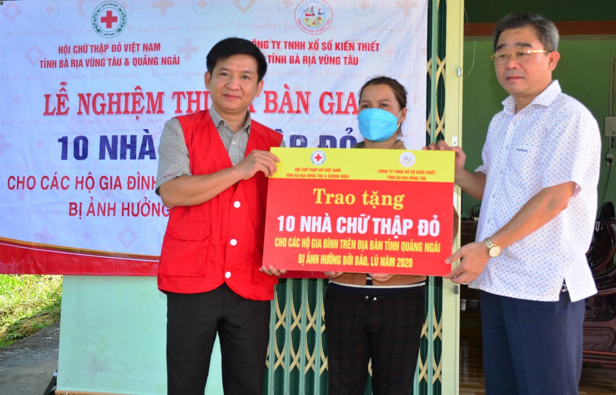 Bàn giao nhà chữ thập đỏ cho gia đình chị Nguyễn Thị Thu Hà, thôn Tân An, xã Tịnh Đông.
