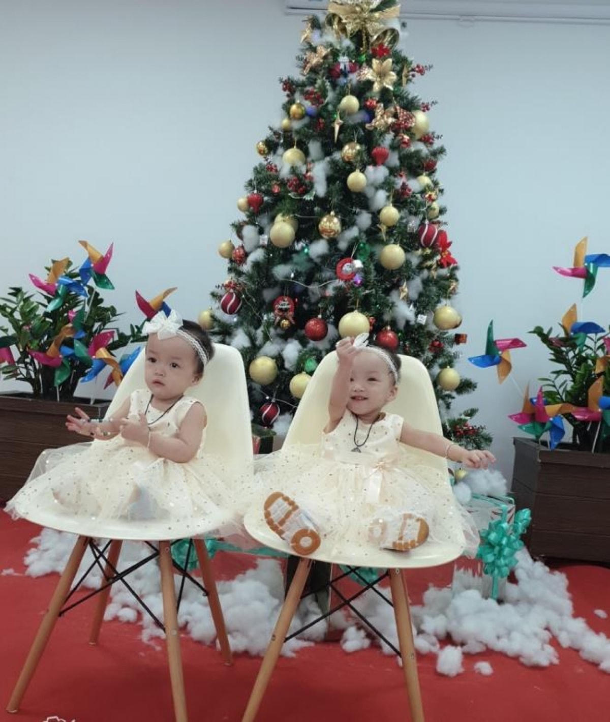 Hai bé Trúc Nhi-Diệu Nhi đón Noel 2020.
