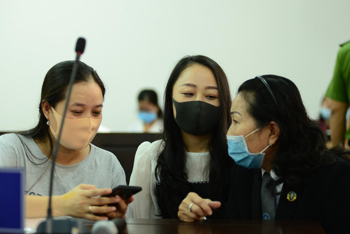 Chị Nguyễn Thị Bích Hường (giữa) tại tòa.