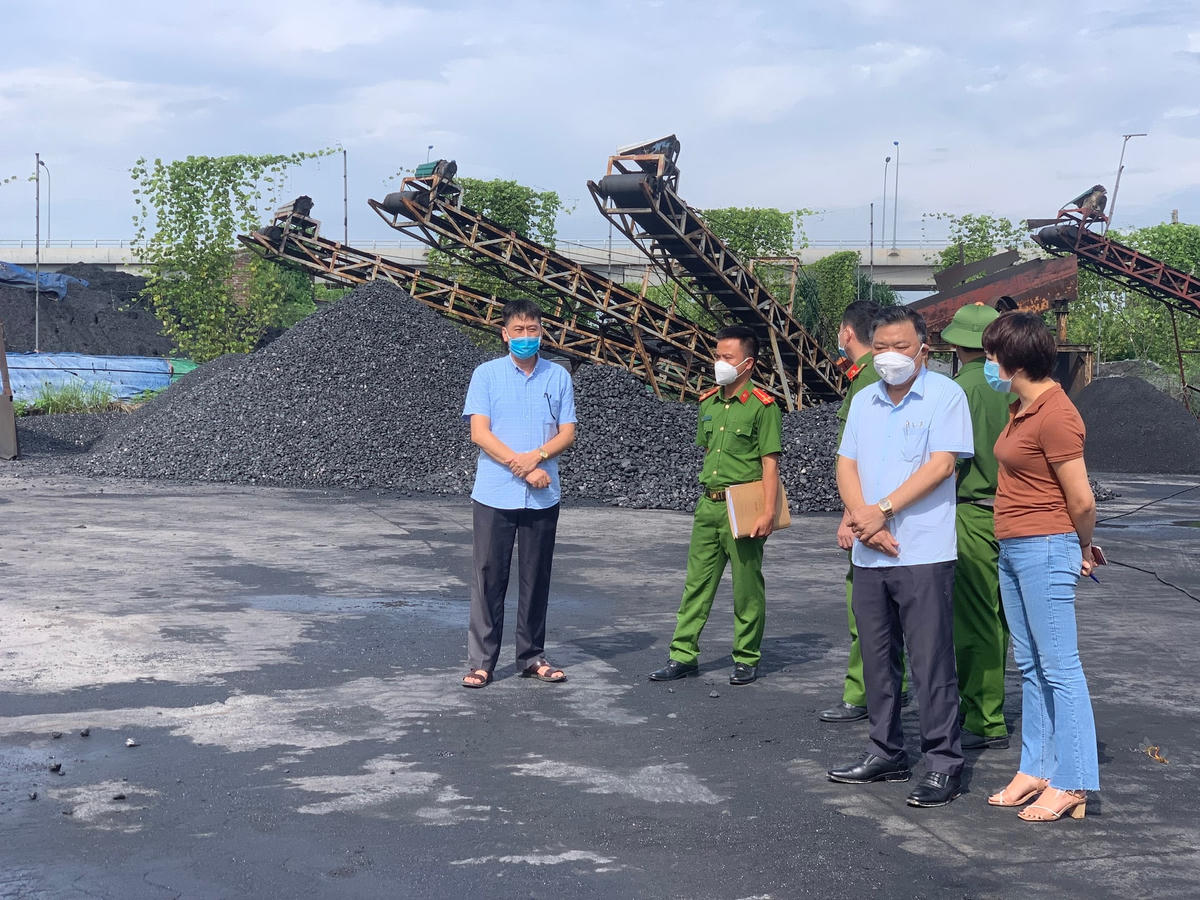 Qua kiểm tra, hàng loạt vi phạm của các bến bãi tại huyện Kim Thành (Hải Dương) đã bị lực lượng chức năng lập biên bản.