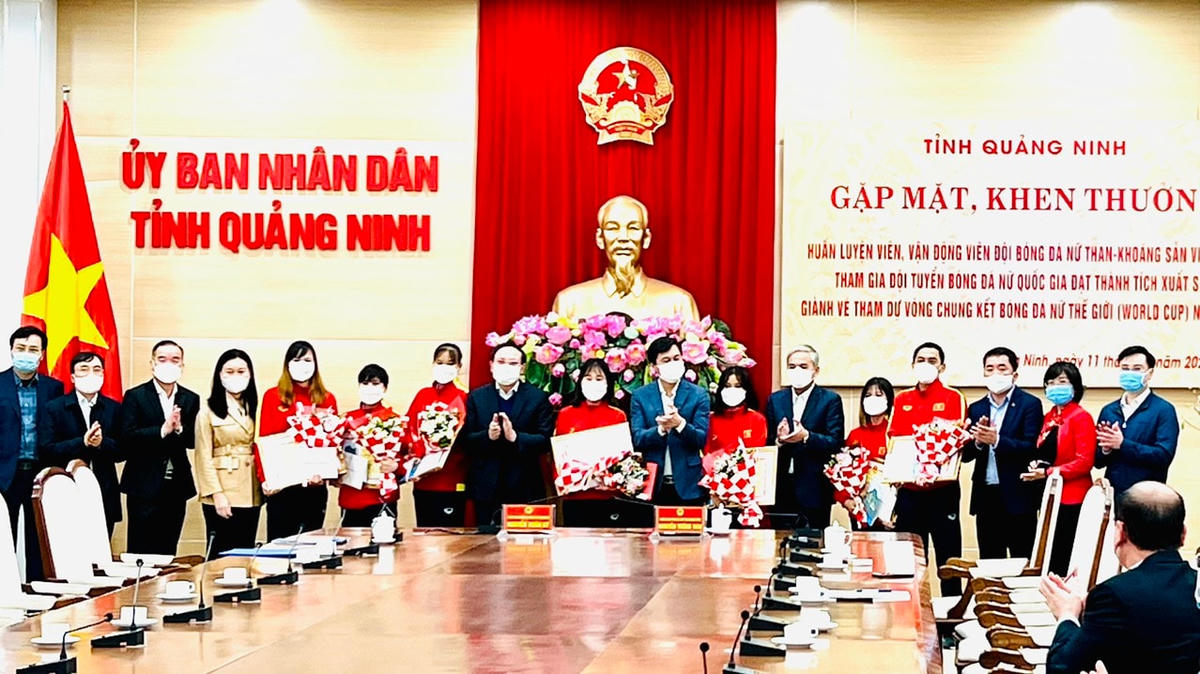 Lãnh đạo tỉnh Quảng Ninh trao Bằng khen cho 6 "cô gái kim cương" và HLV Đoàn Minh Hải.