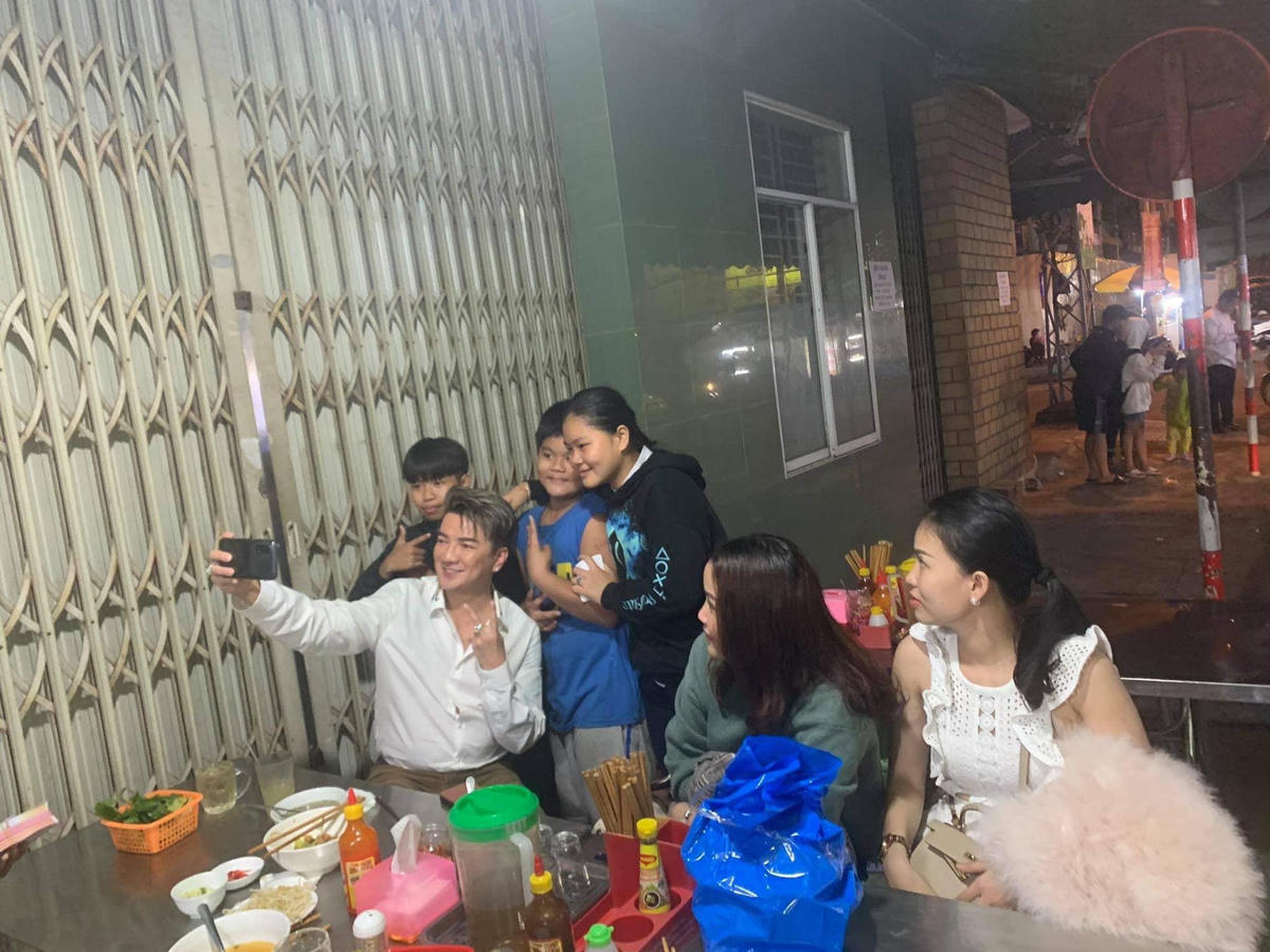 Đàm Vĩnh Hưng hạnh phúc khi được người hâm mộ yêu thương trong một ngày lạnh giá của Hà Nội.  